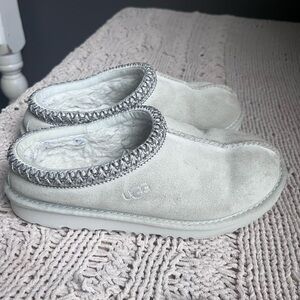 UGG kids Suede Shearling Lined Slip-On Slippers - Light Gray